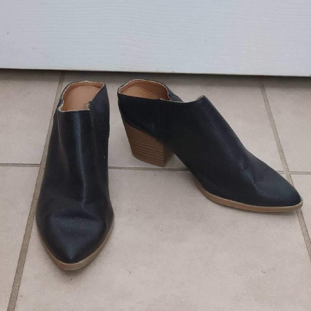 Universal Thread Black Ankle Mule Booties